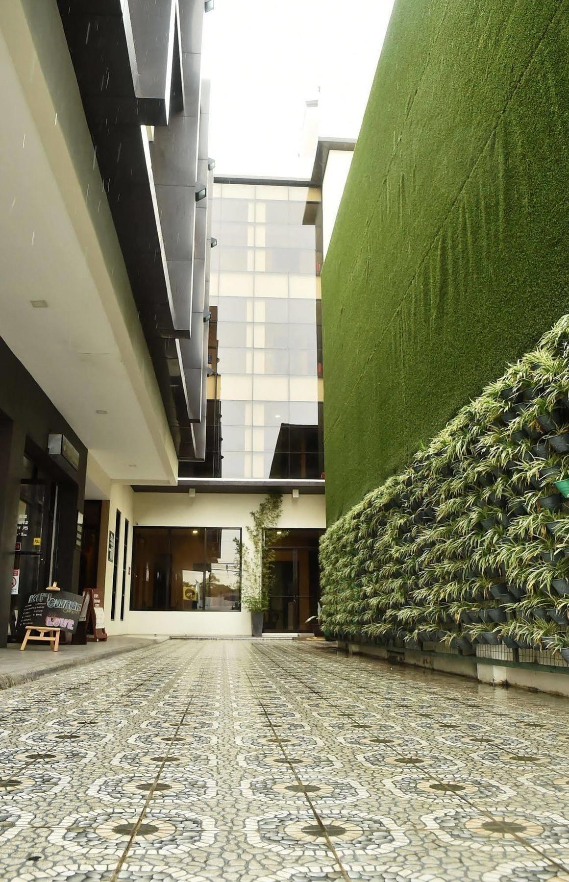 Columbus Plaza Hotel General Santos City Exteriör bild
